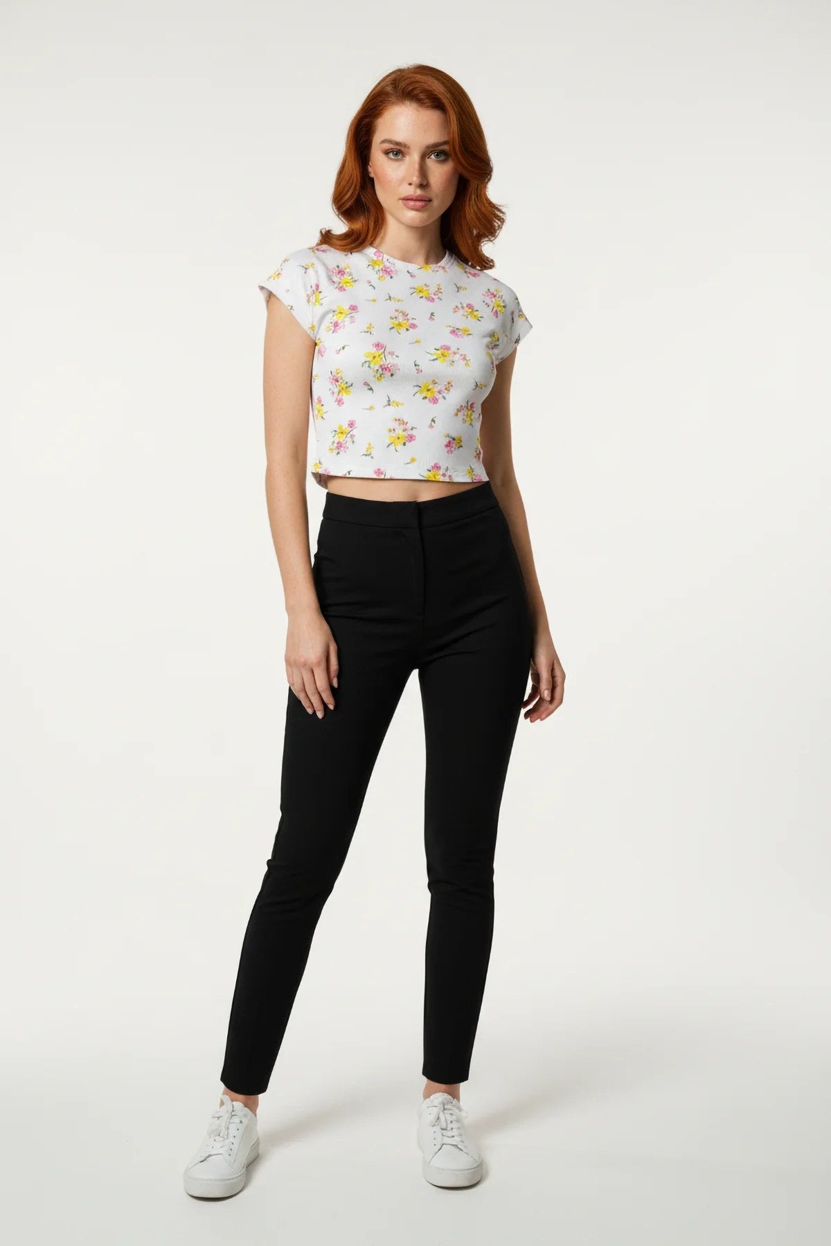 Crop-T-Shirt mit Rundhalsausschnitt und Blumenmuster