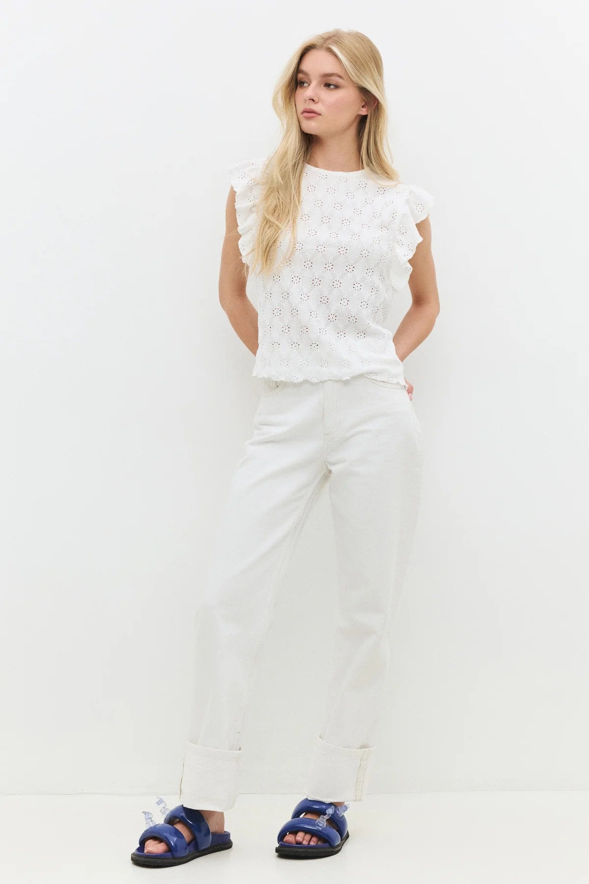 Bluse mit Rundhalsausschnitt und Rüschenärmeln