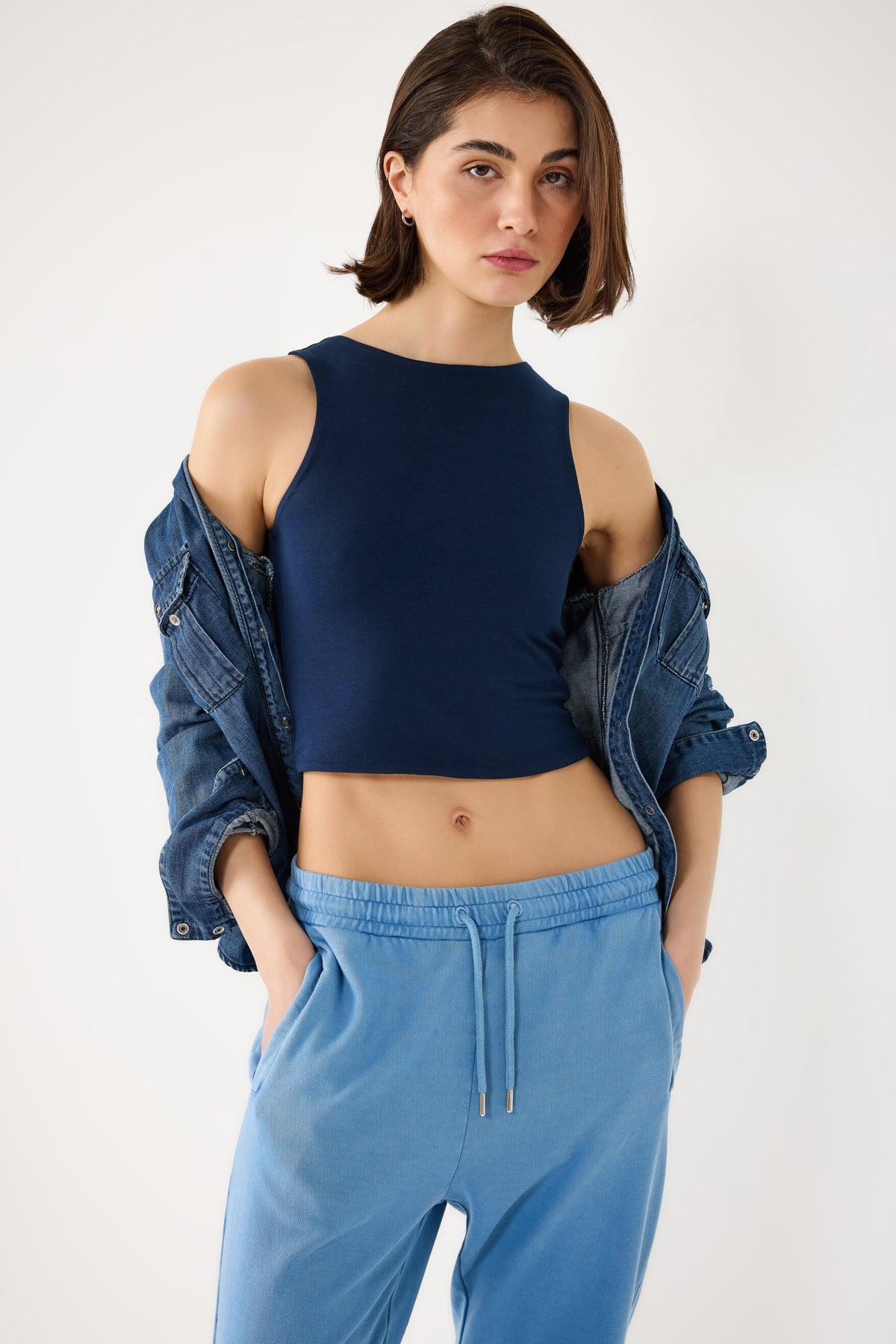 Ärmelloses Crop-Top mit Rundhalsausschnitt