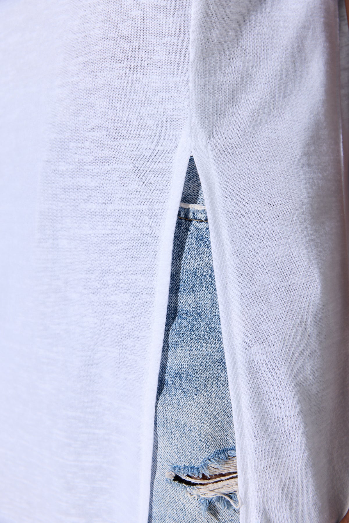 Rundhals-T-Shirt mit langem Schlitz