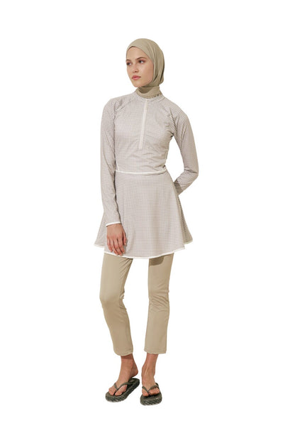 SCHWARZES, SCHONENDES BADEKLEID MIT PASTEINGEDECKUNG