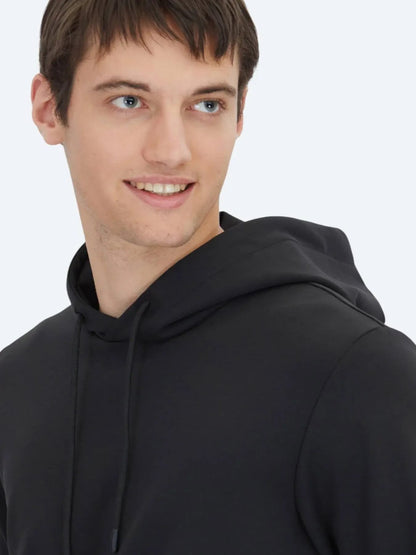 Schwarzer Kapuzenpullover
