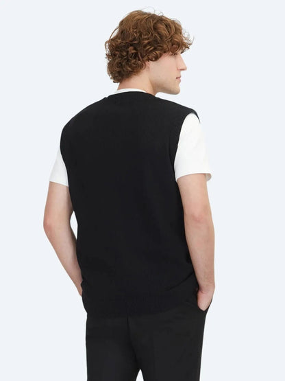 Schwarzer Pullover