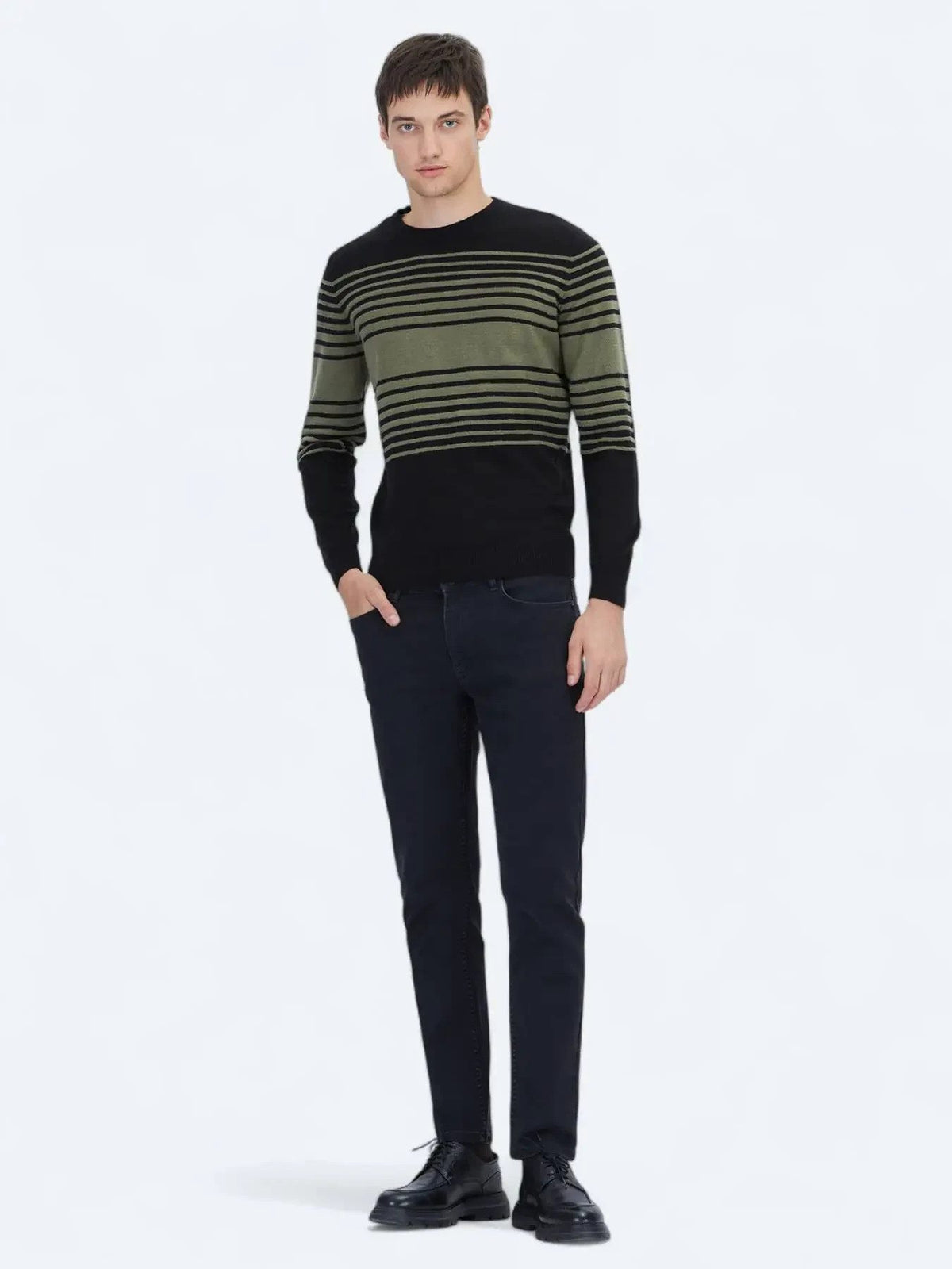 Schwarzer Strickpullover