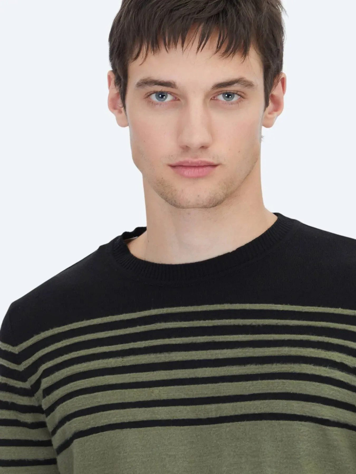 Schwarzer Strickpullover