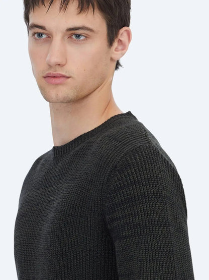 Schwarzer Strickpullover