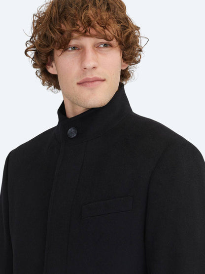 Schwarzer Regular Fit Rollkragenmantel