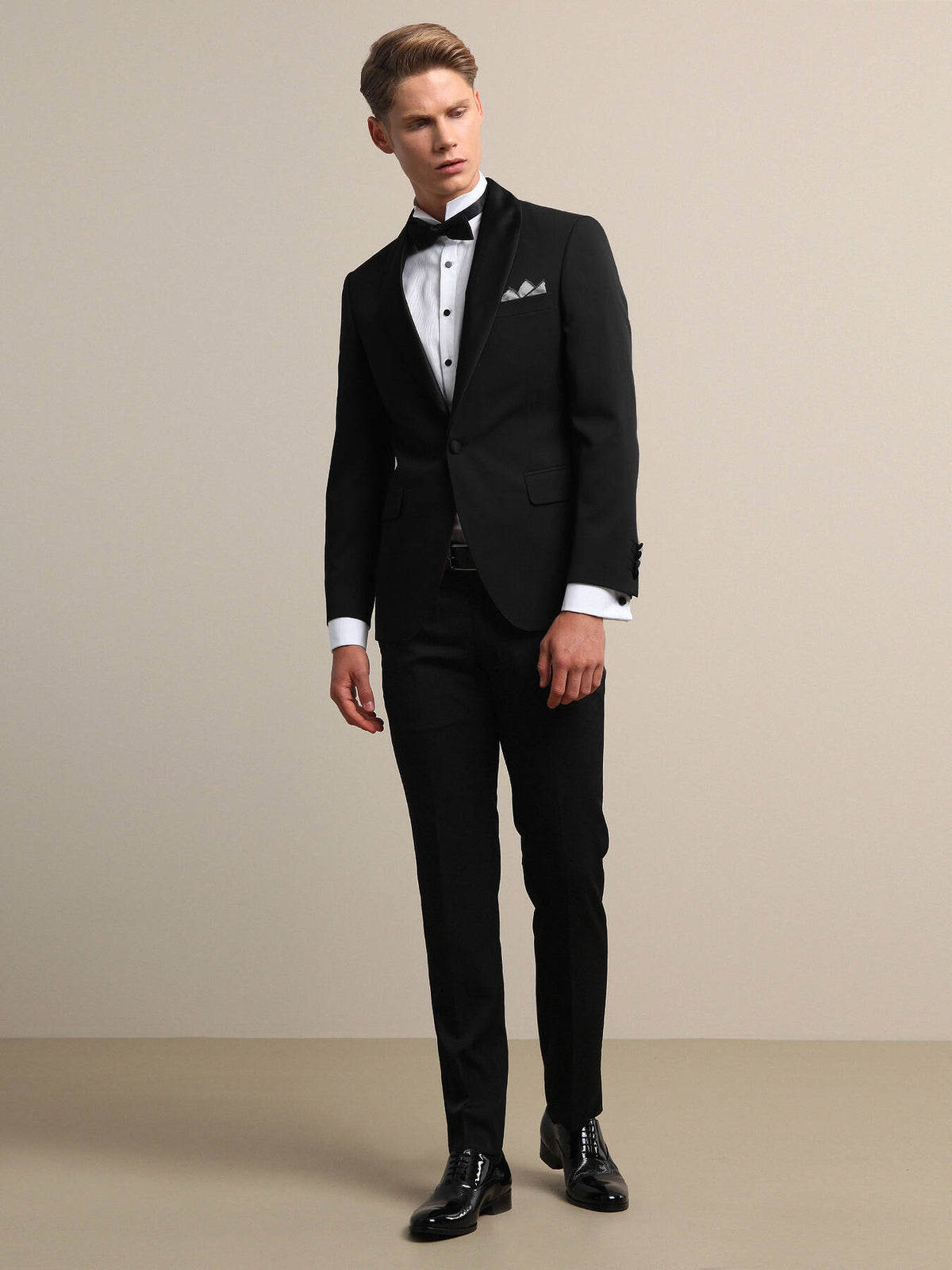 Slim-Fit-Smoking mit abnehmbarem Schalkragen