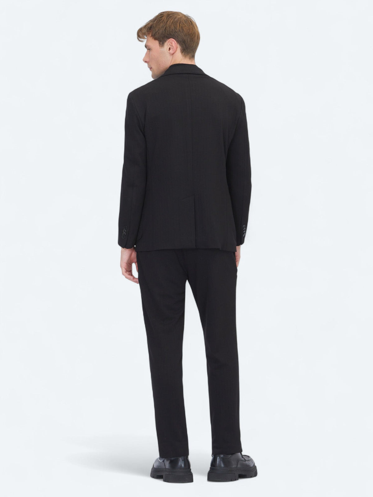 Schwarzer gestreifter Anzug, modern fit