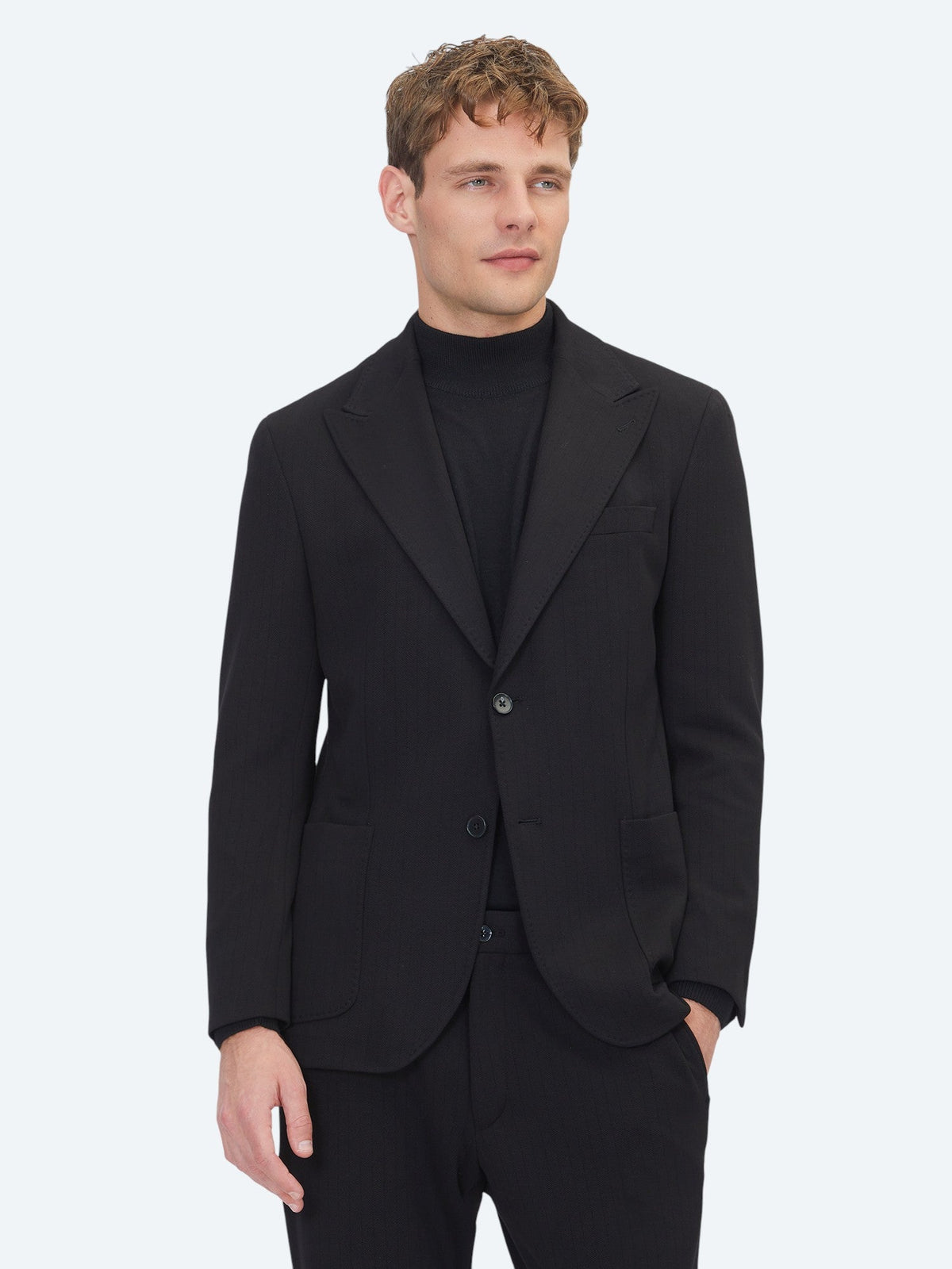 Schwarzer gestreifter Anzug, modern fit