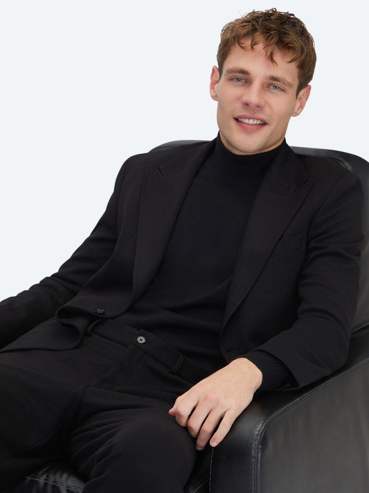 Schwarzer gestreifter Anzug, modern fit