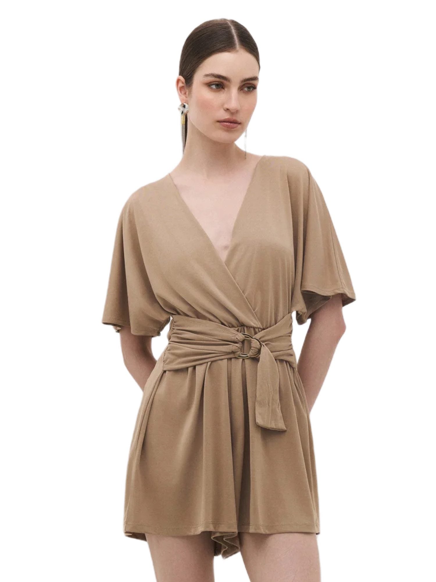 Jumpsuit mit V-Ausschnitt und kurzen Ärmeln