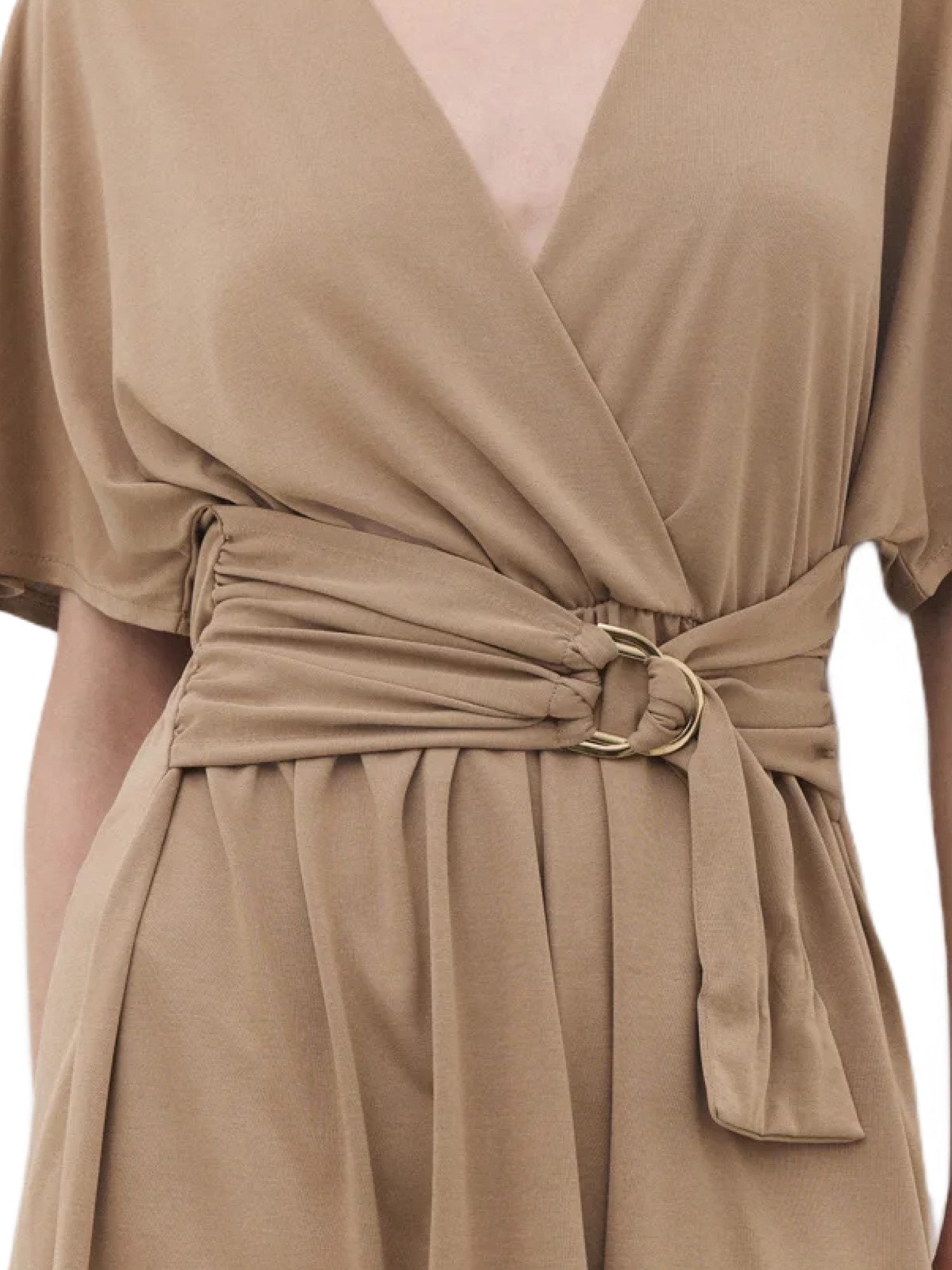 Jumpsuit mit V-Ausschnitt und kurzen Ärmeln