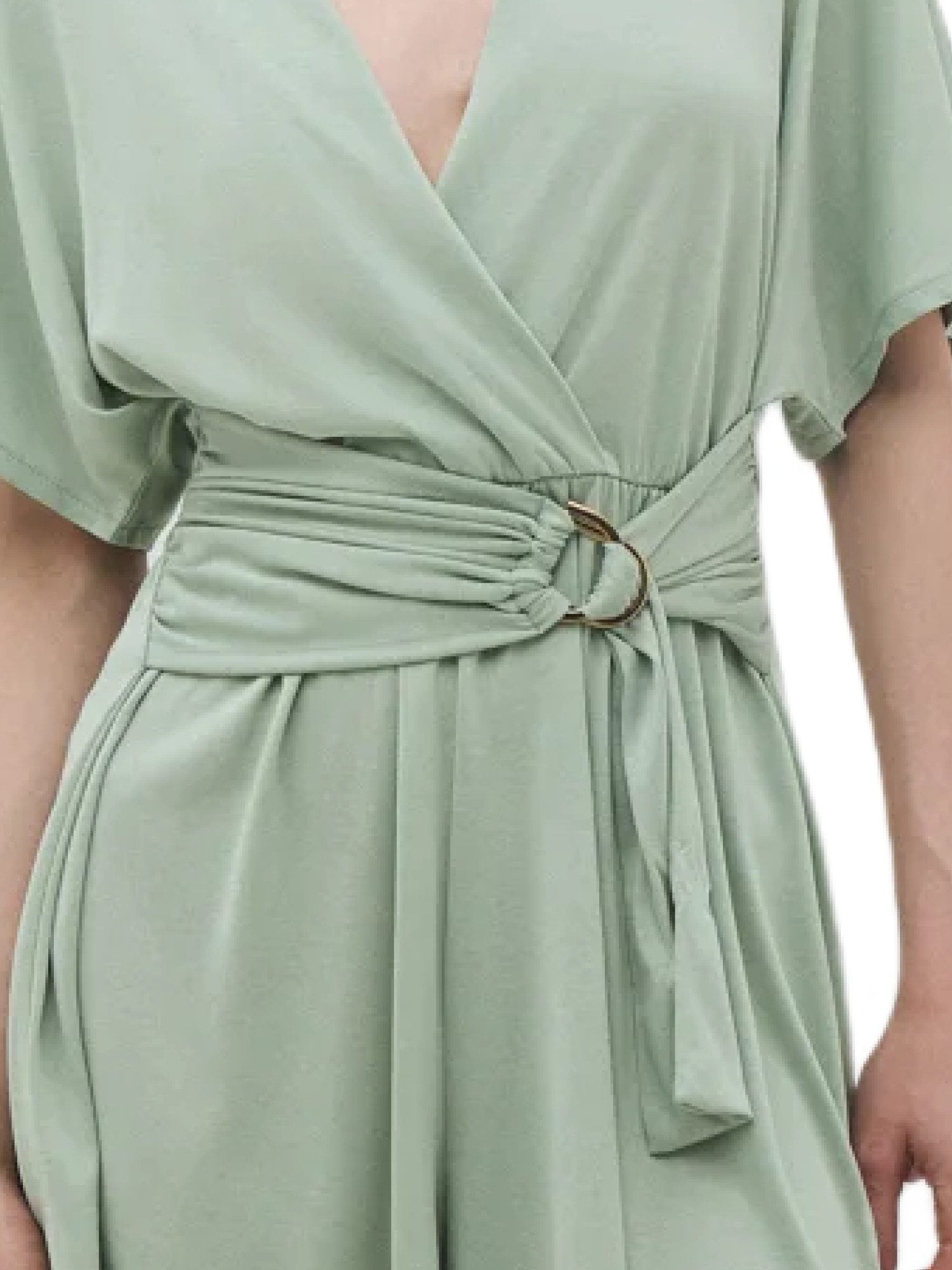 Jumpsuit mit V-Ausschnitt und kurzen Ärmeln