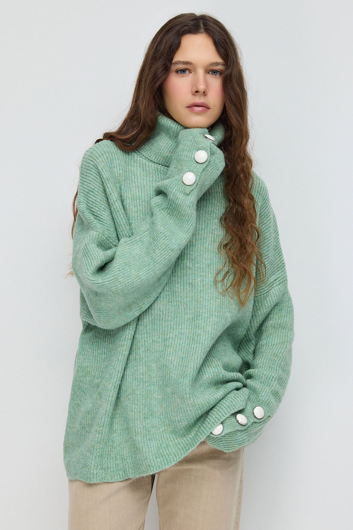 Strickpullover mit Knopfdetails an den Ärmeln