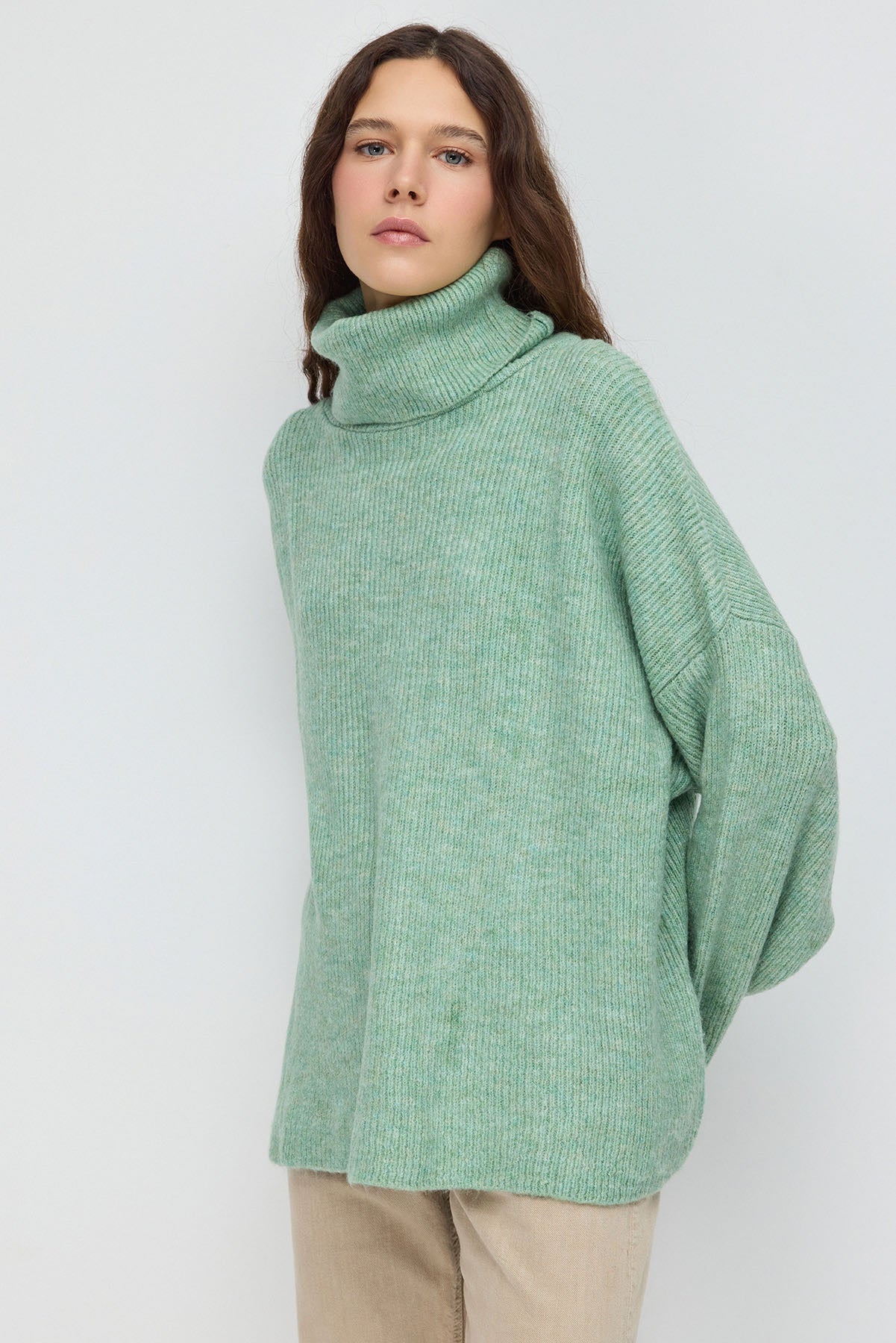 Strickpullover mit Knopfdetails an den Ärmeln