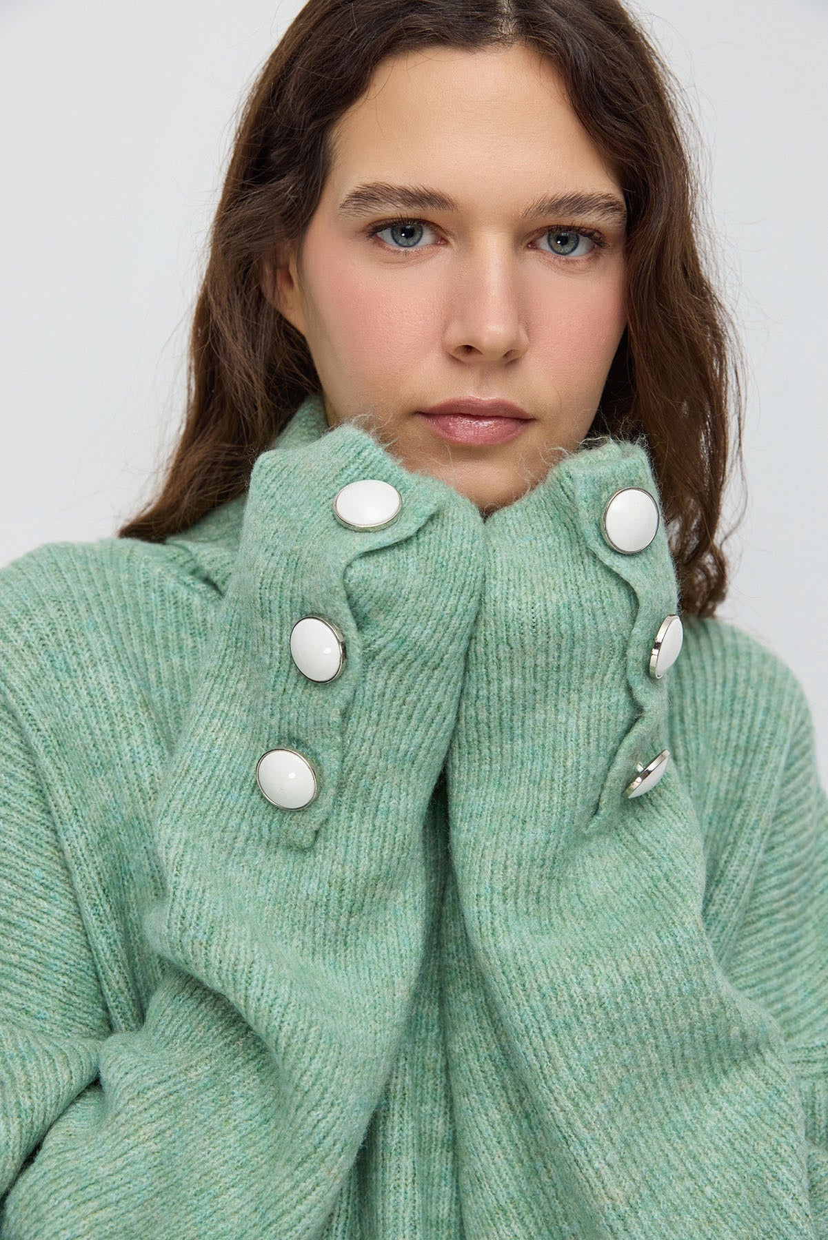 Strickpullover mit Knopfdetails an den Ärmeln