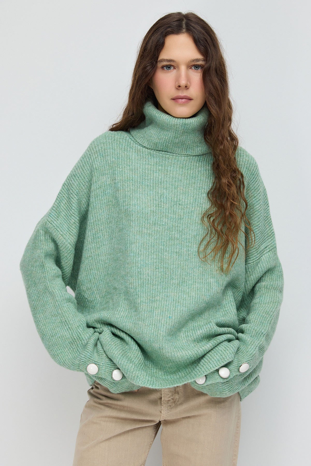 Strickpullover mit Knopfdetails an den Ärmeln