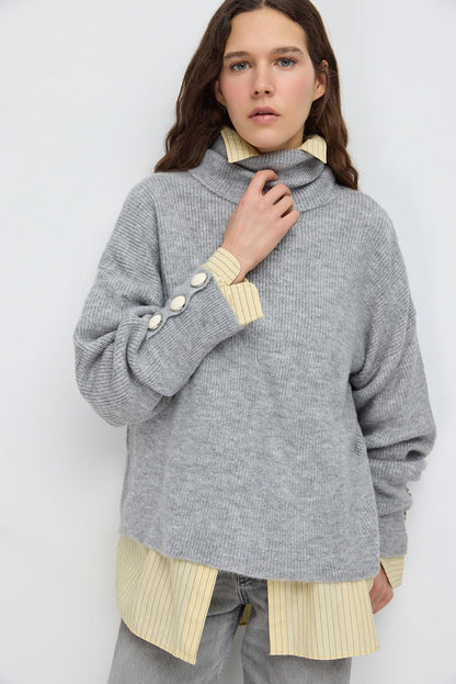 Rollkragenpullover mit Knopfdetails an den Ärmeln