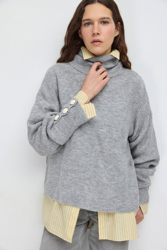 Rollkragenpullover mit Knopfdetails an den Ärmeln
