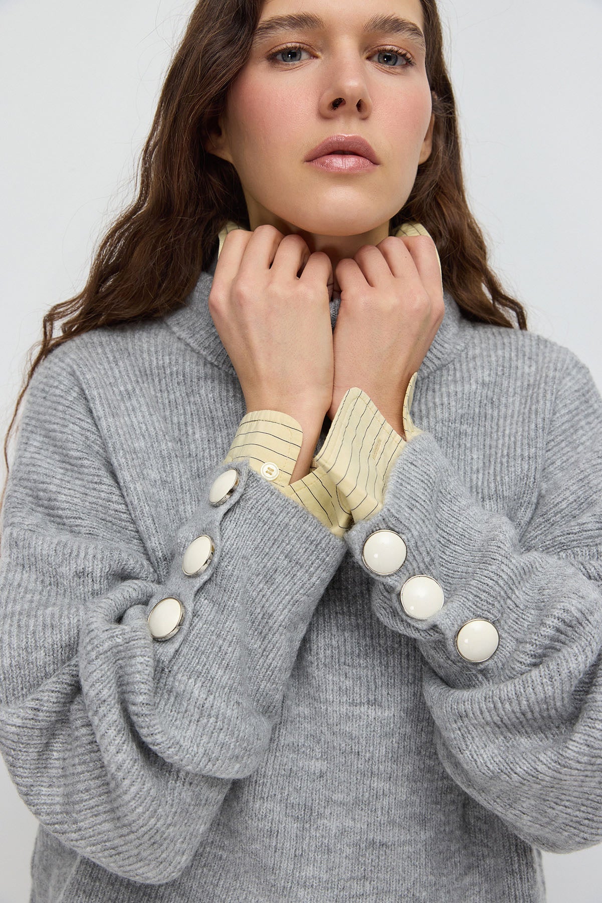Rollkragenpullover mit Knopfdetails an den Ärmeln
