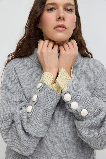 Rollkragenpullover mit Knopfdetails an den Ärmeln