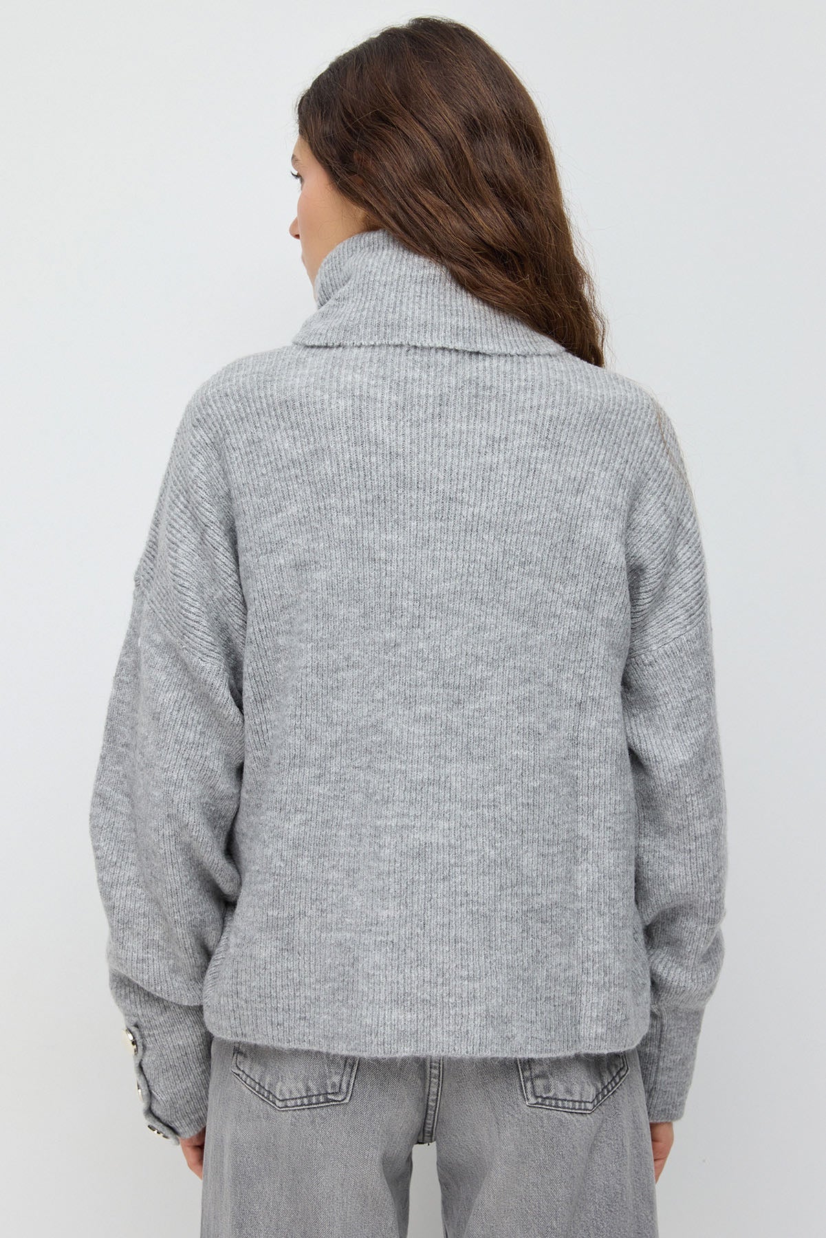 Rollkragenpullover mit Knopfdetails an den Ärmeln