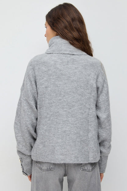 Rollkragenpullover mit Knopfdetails an den Ärmeln