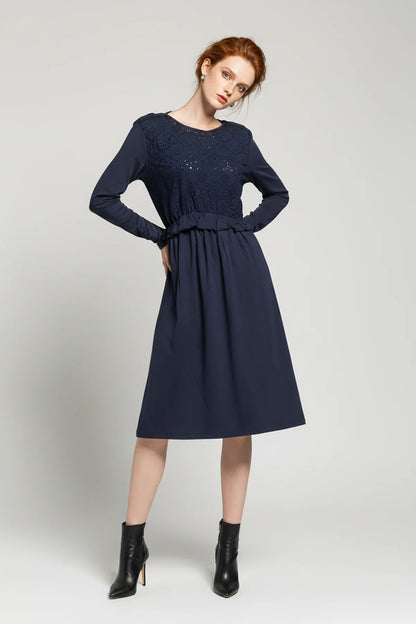 Besticktes Langarmkleid mit Taillengürtel