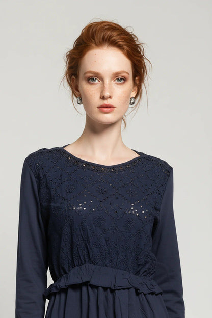 Besticktes Langarmkleid mit Taillengürtel