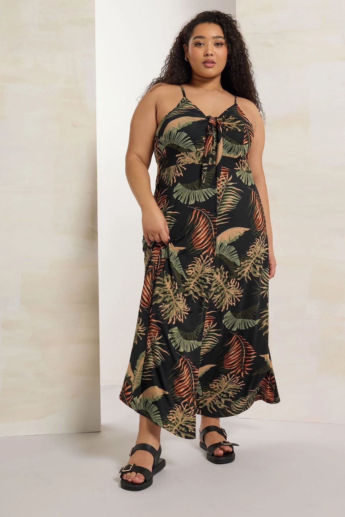 Plus-Size-Maxikleid mit Trägern, tiefem Ausschnitt und Blumenmuster