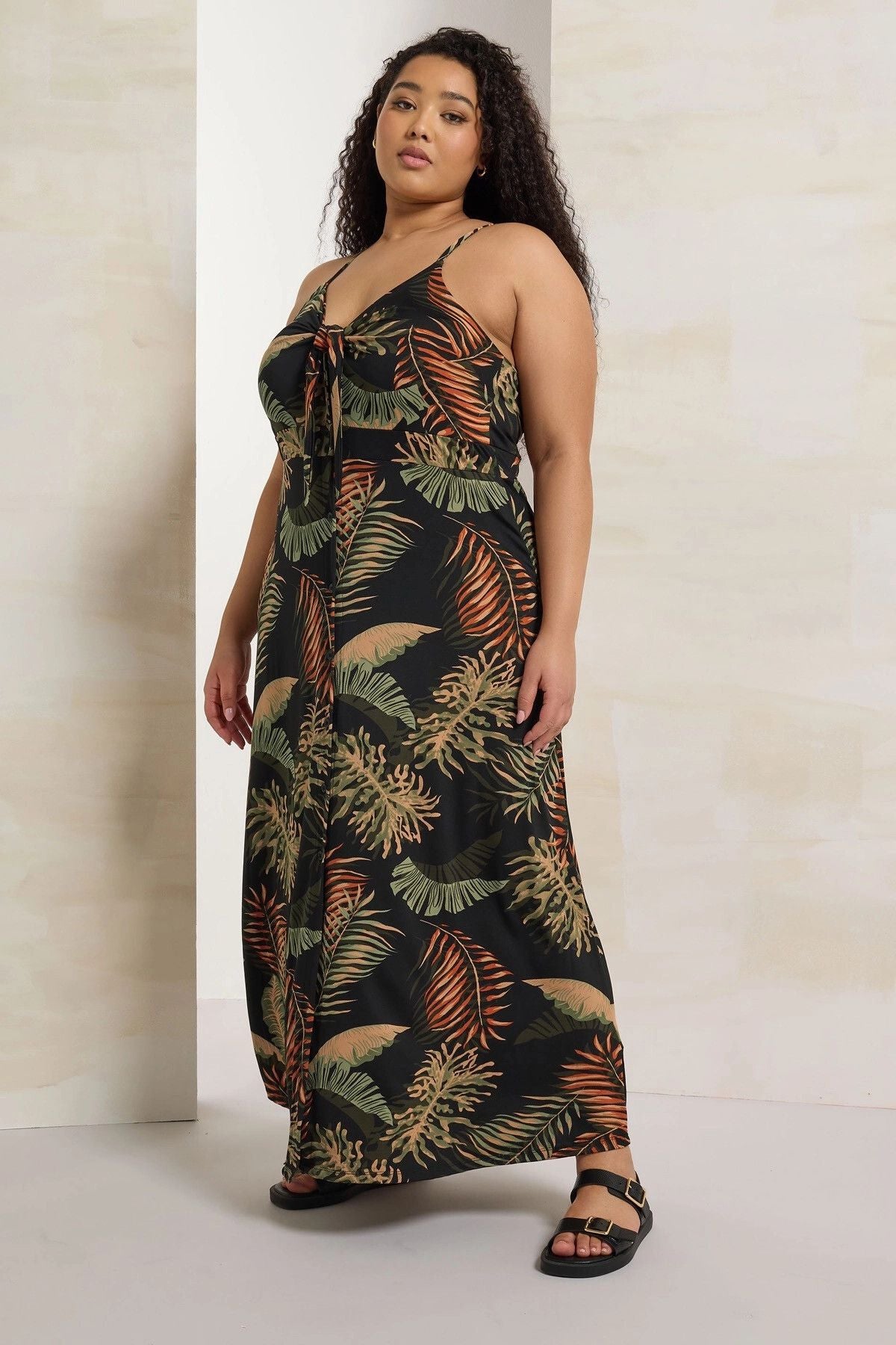 Plus-Size-Maxikleid mit Trägern, tiefem Ausschnitt und Blumenmuster