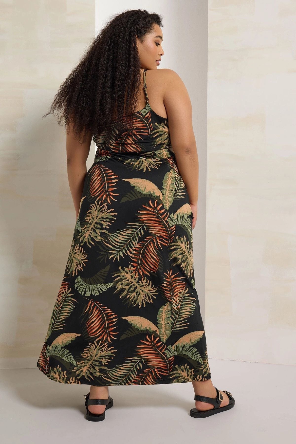 Plus-Size-Maxikleid mit Trägern, tiefem Ausschnitt und Blumenmuster