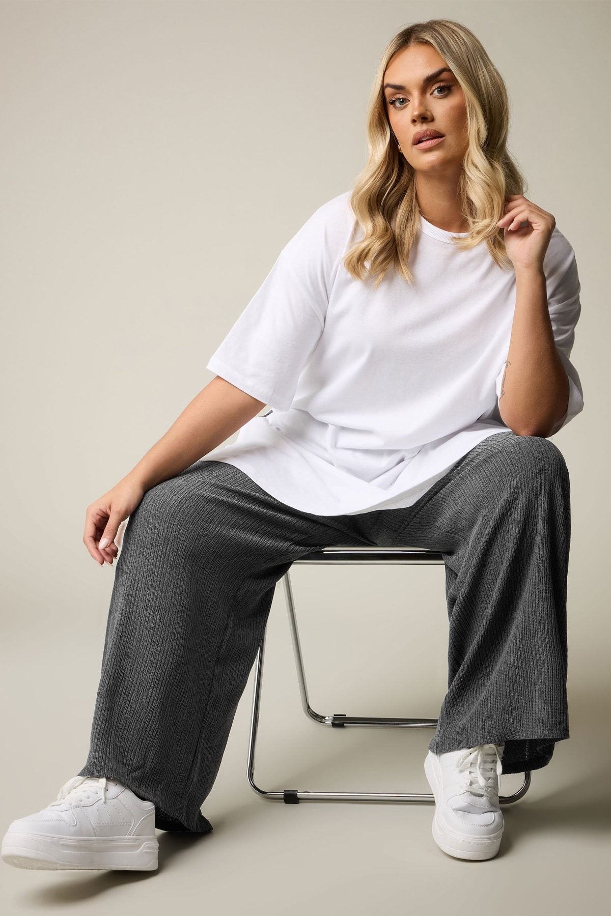 Plus-Size-Hose mit elastischem Bund, weitem Bein und Taschen