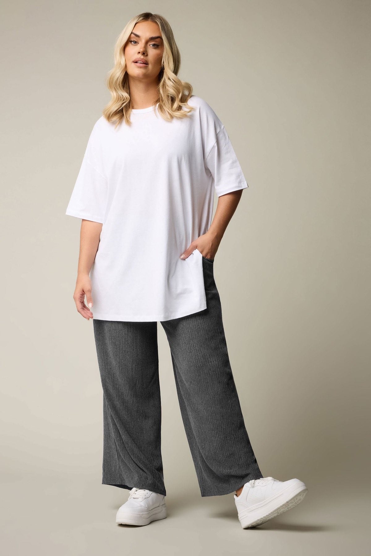 Plus-Size-Hose mit elastischem Bund, weitem Bein und Taschen