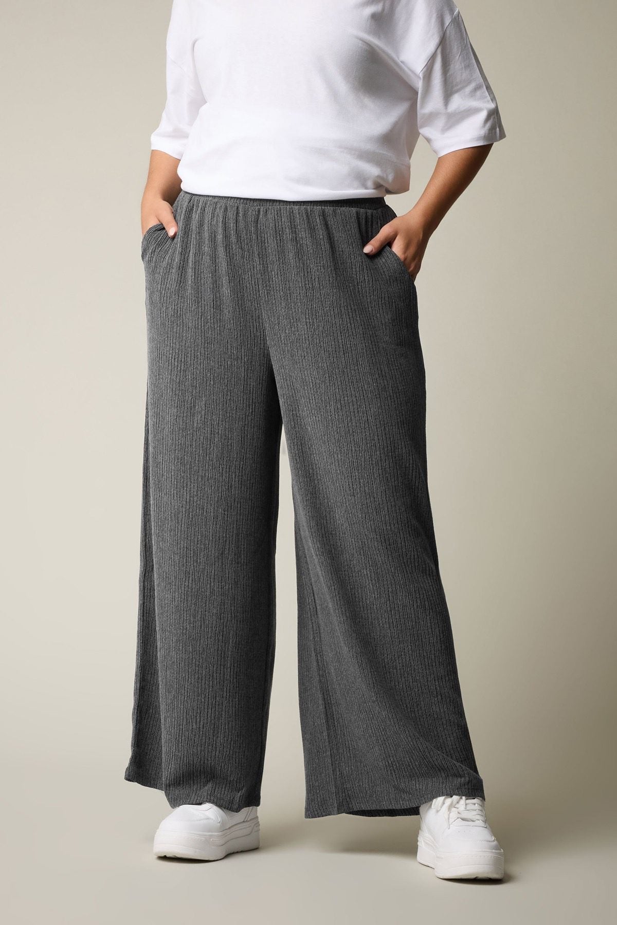 Plus-Size-Hose mit elastischem Bund, weitem Bein und Taschen