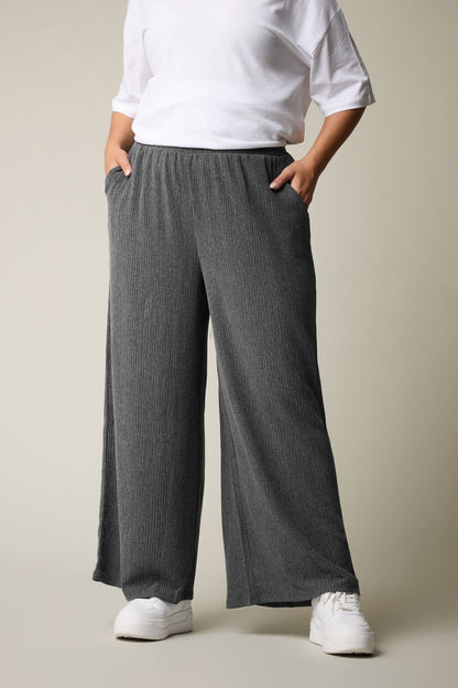 Plus-Size-Hose mit elastischem Bund, weitem Bein und Taschen