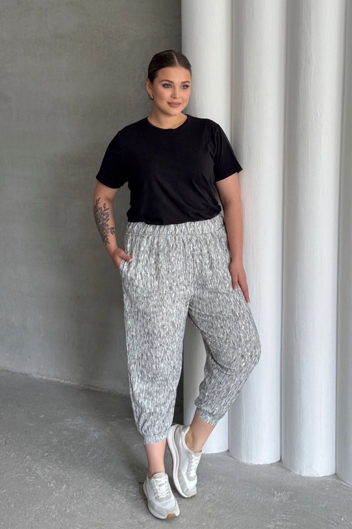 Locker geschnittene Plus-Size-Hose mit elastischem Bund, Bündchen und Taschen