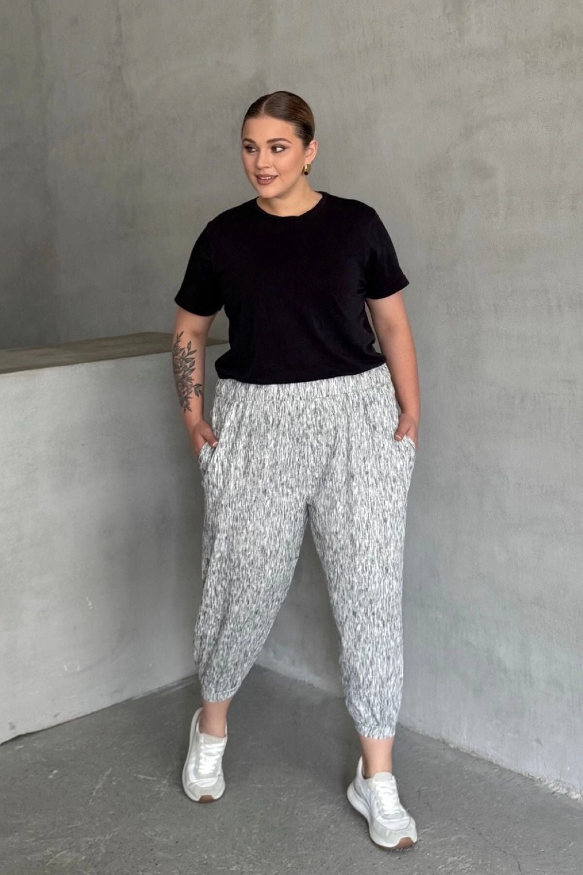 Locker geschnittene Plus-Size-Hose mit elastischem Bund, Bündchen und Taschen