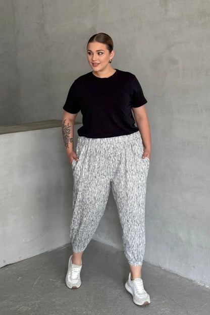 Locker geschnittene Plus-Size-Hose mit elastischem Bund, Bündchen und Taschen