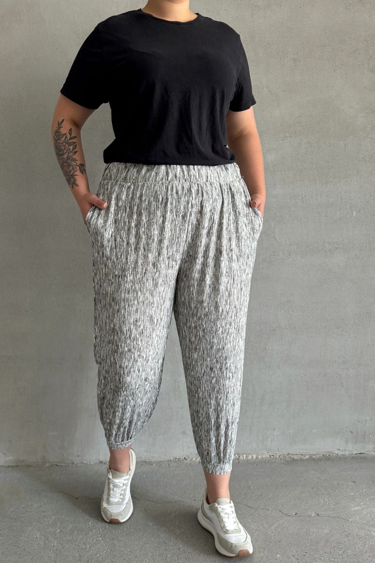 Locker geschnittene Plus-Size-Hose mit elastischem Bund, Bündchen und Taschen