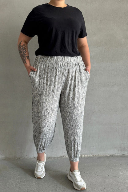 Locker geschnittene Plus-Size-Hose mit elastischem Bund, Bündchen und Taschen