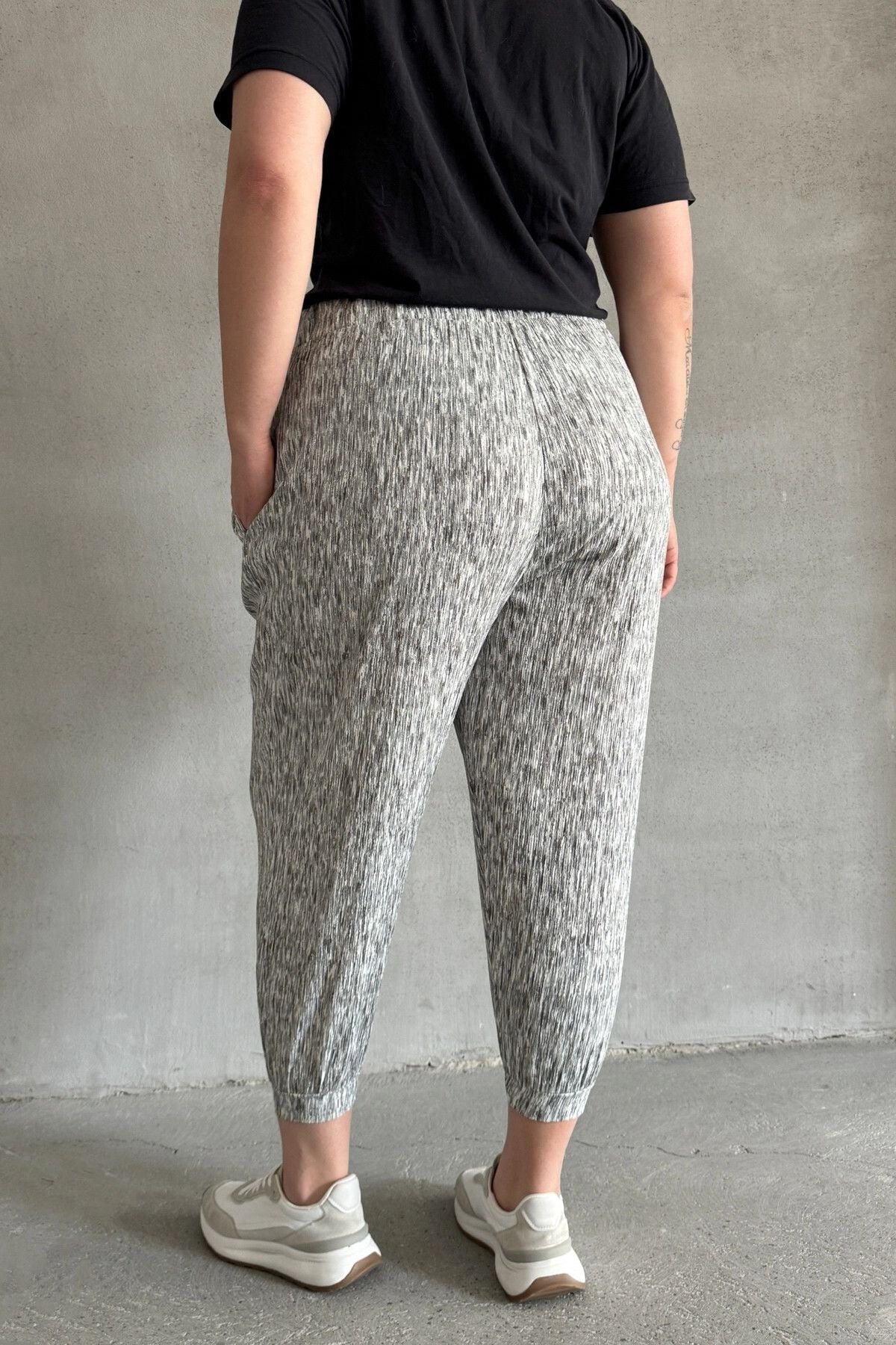 Locker geschnittene Plus-Size-Hose mit elastischem Bund, Bündchen und Taschen