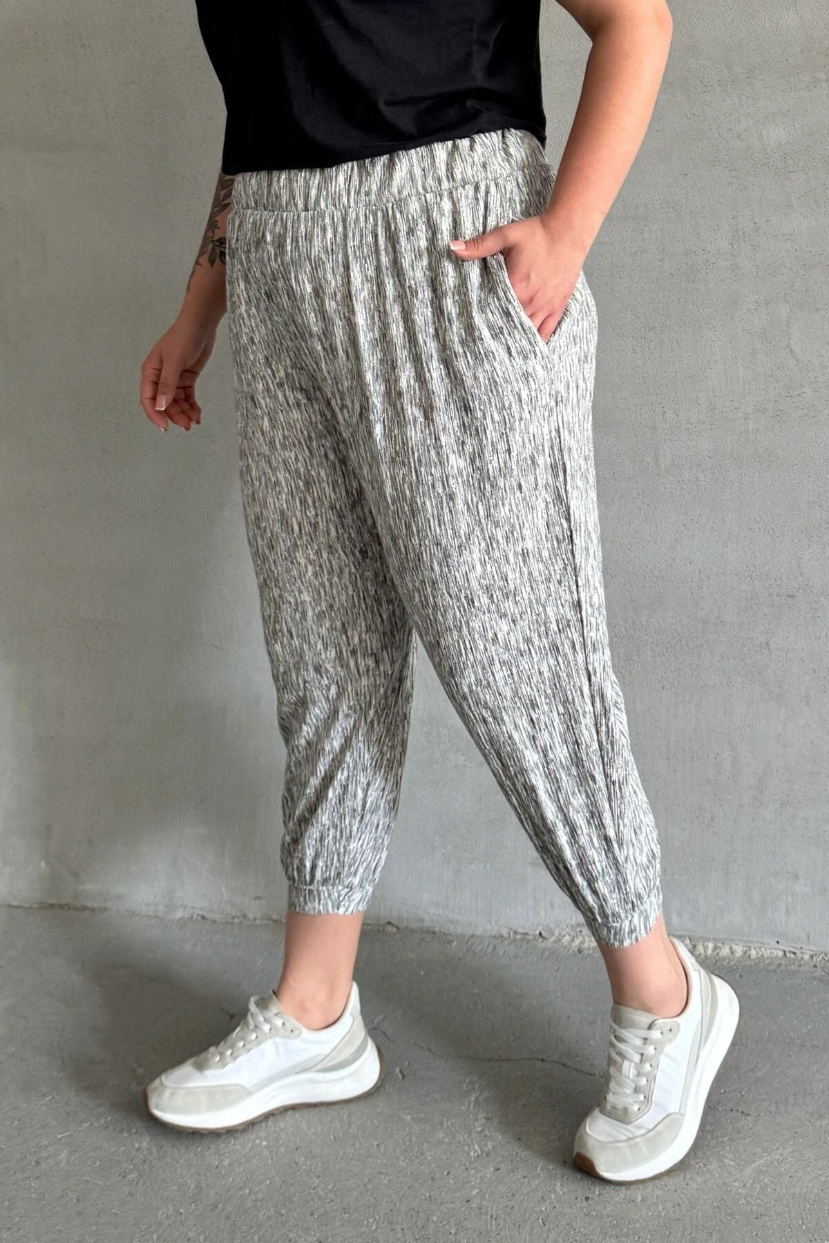 Locker geschnittene Plus-Size-Hose mit elastischem Bund, Bündchen und Taschen
