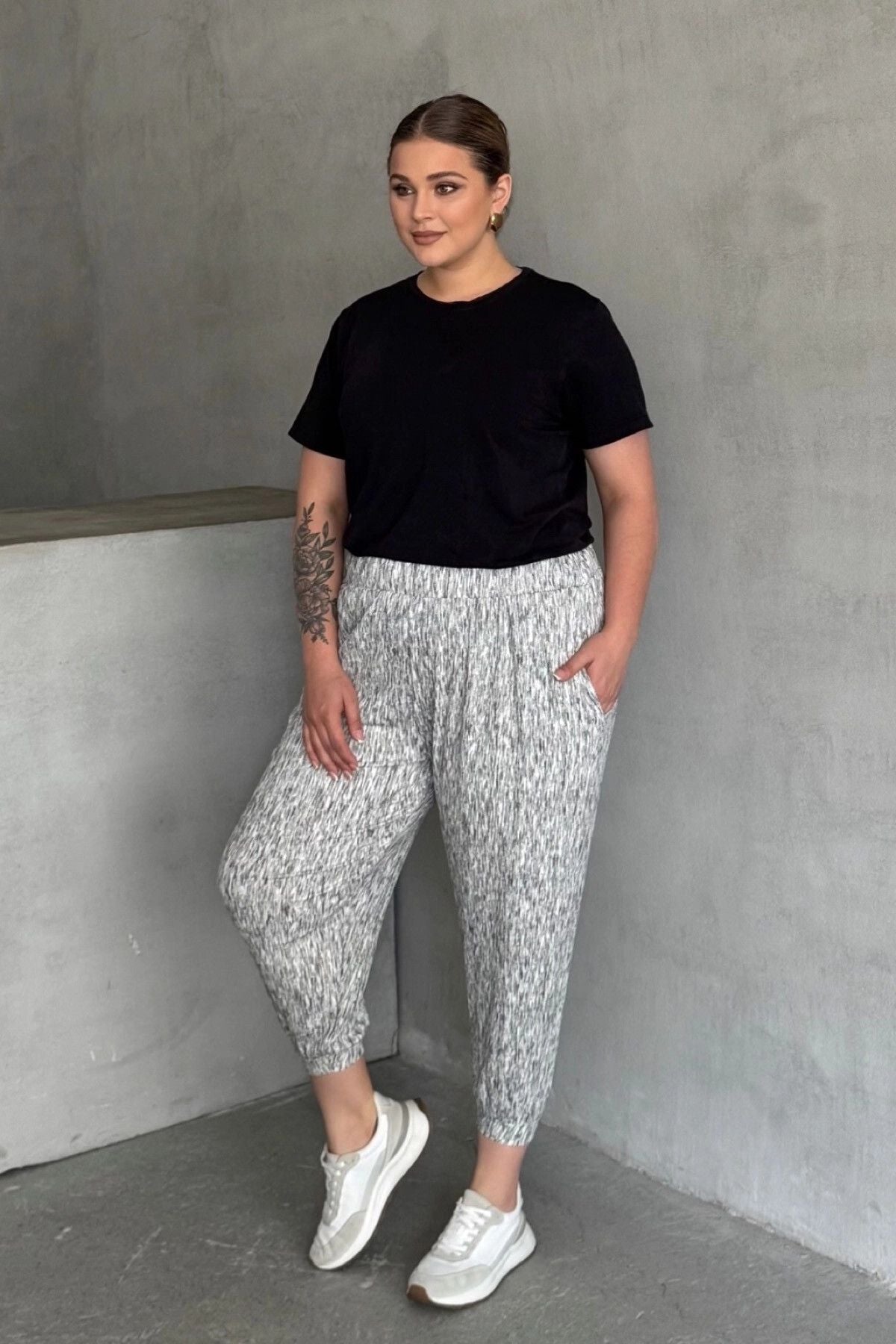 Locker geschnittene Plus-Size-Hose mit elastischem Bund, Bündchen und Taschen
