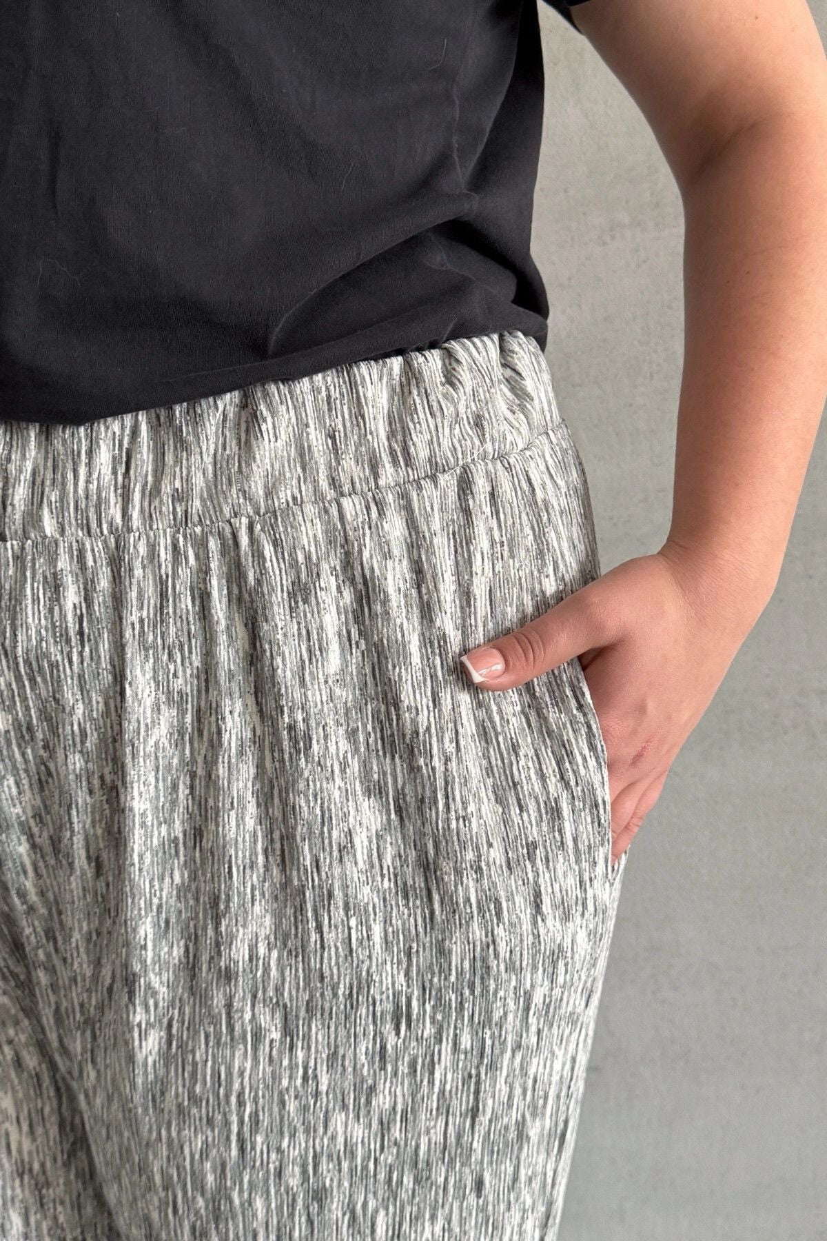 Locker geschnittene Plus-Size-Hose mit elastischem Bund, Bündchen und Taschen