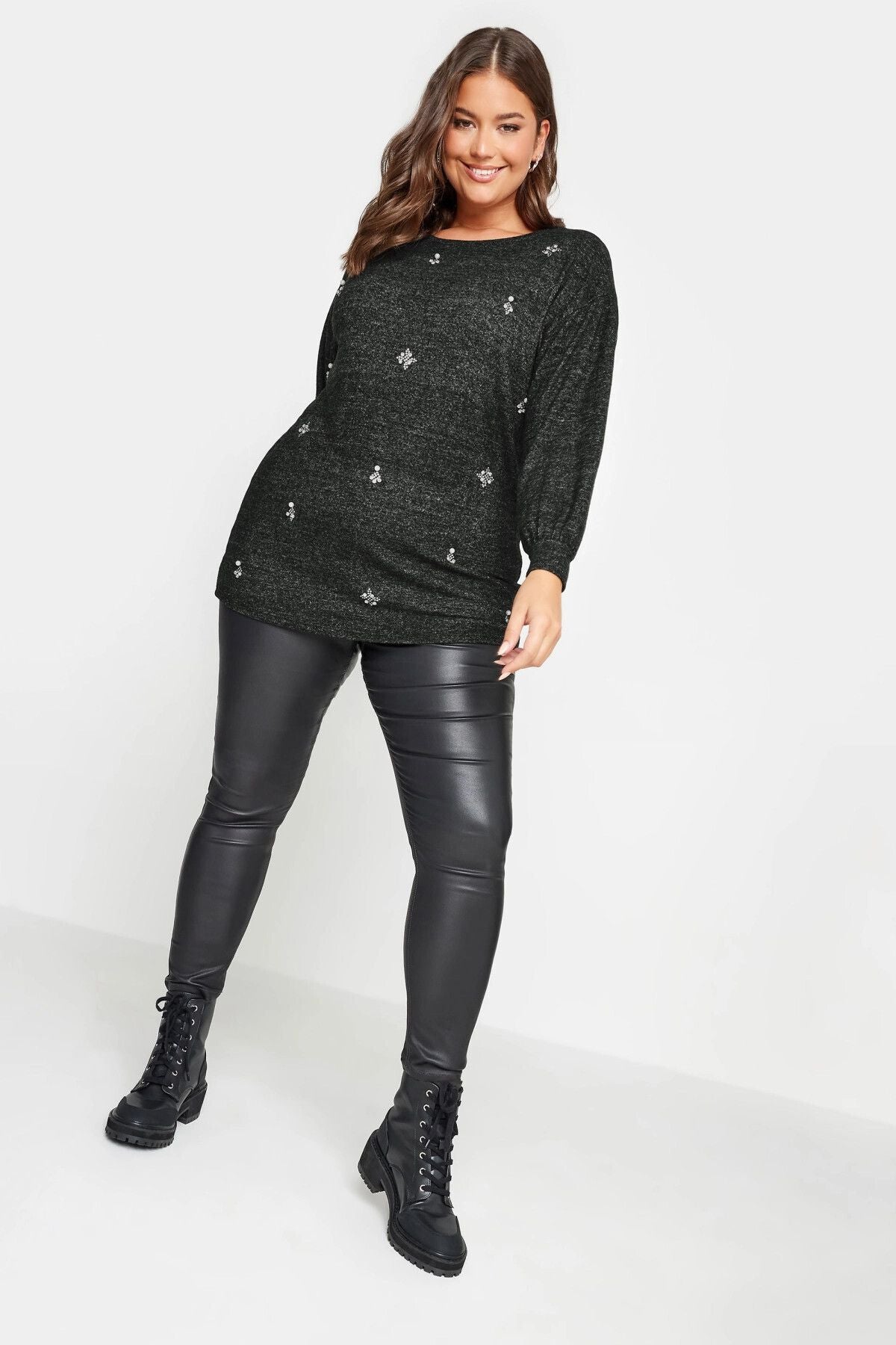 Plus-Size-Bluse mit Rundhalsausschnitt, langen Ärmeln und Strassverzierungen