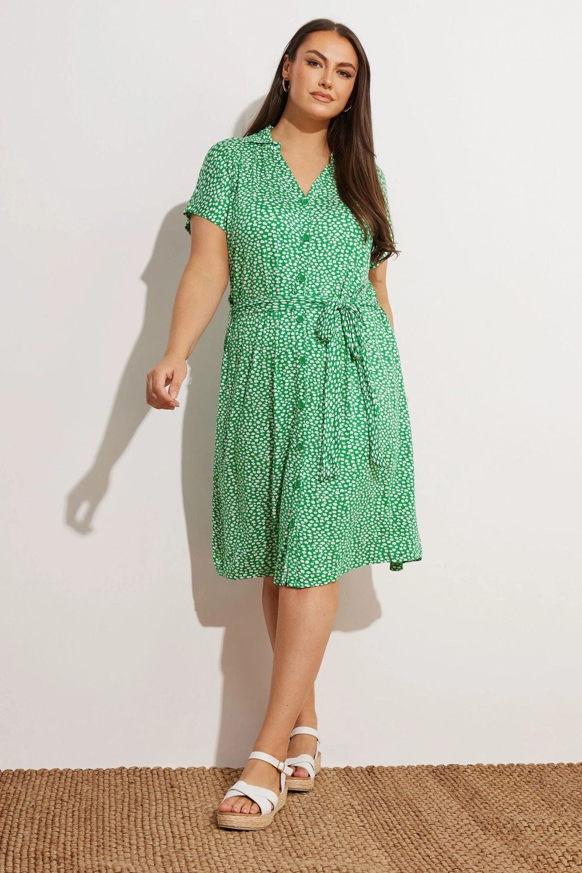 Plus Size Minikleid mit Blumenmuster, Gürtel und Knöpfen