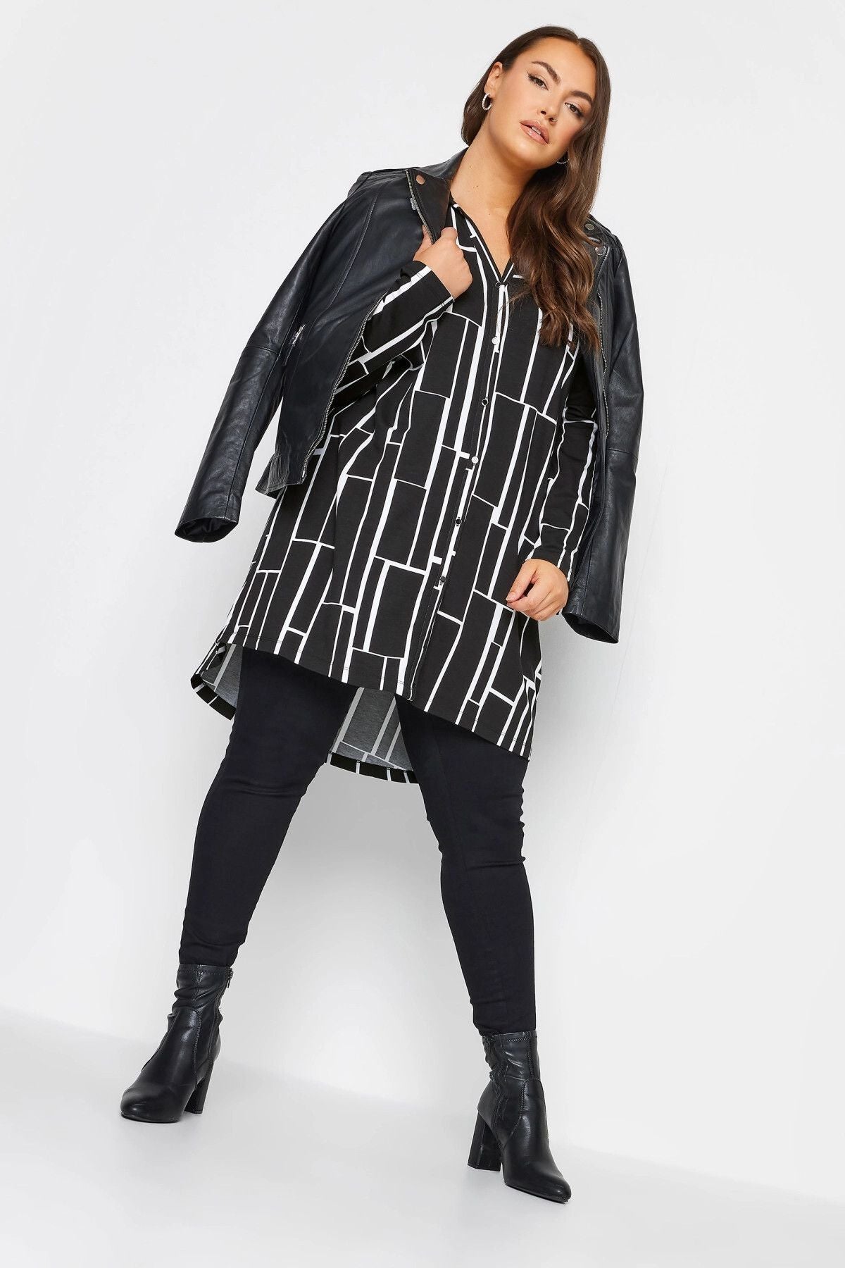 Langarmshirt mit geometrischem Muster in Übergröße