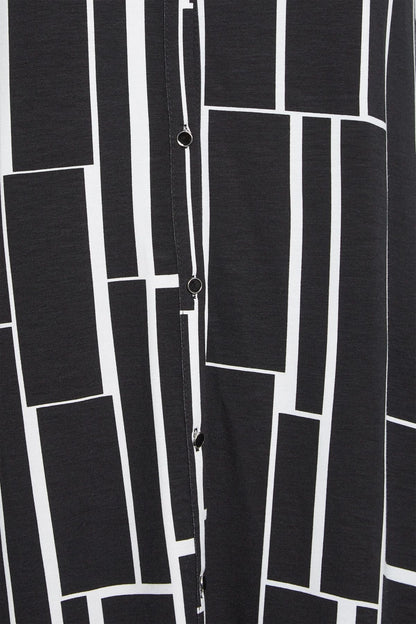 Langarmshirt mit geometrischem Muster in Übergröße